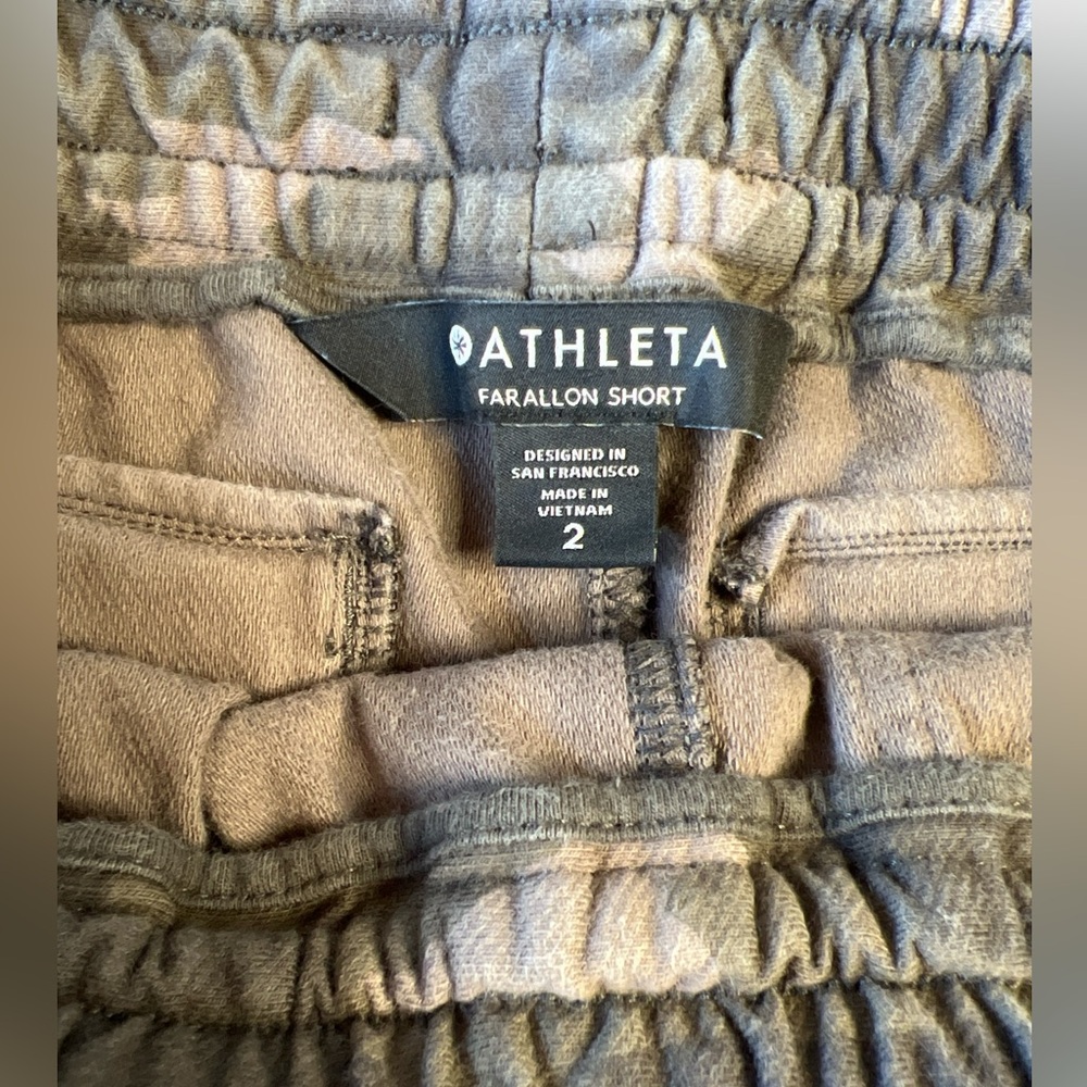 Athleta Camo Print Farallon Women's Shorts Size 2 - Picture 3 of 6